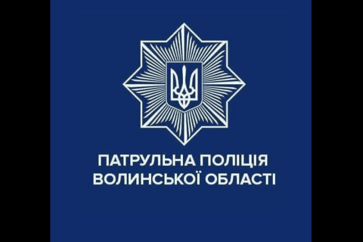 На Волині патрульним довелося штовхати на дорозі машину