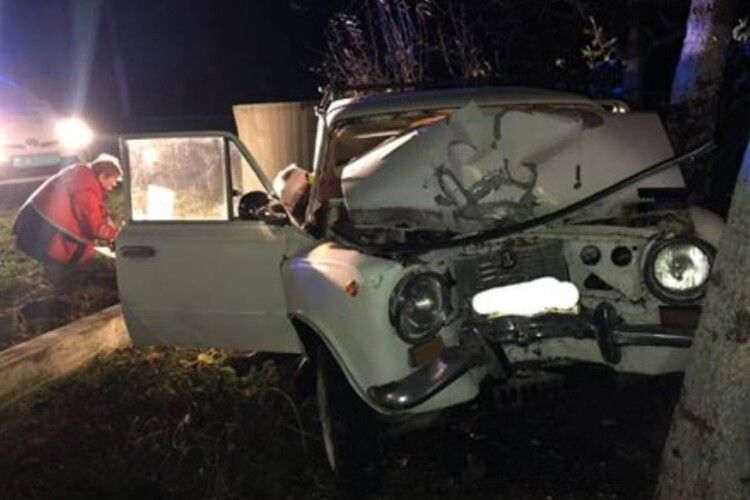 На Рівненщині рятувальники ледь витягнули двох чоловіків із понівеченого у ДТП автомобіля