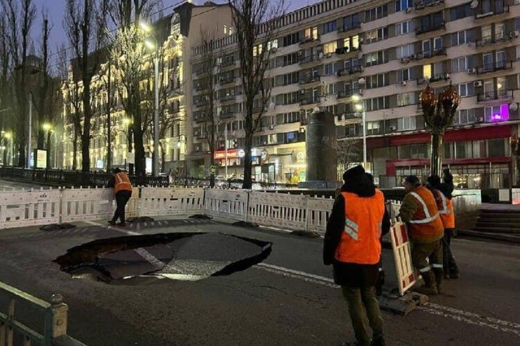 У середмісті Києва провалився асфальт: рух транспорту паралізовано