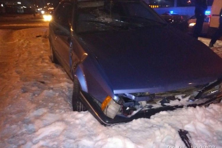 У Луцьку автівка, водій якої був п’яний, вилетіла на кільце