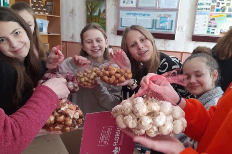 «Виростимо квітковий рай»: на Волині ліцеїсти долучилися до всеукраїнського проєкту (Фото)
