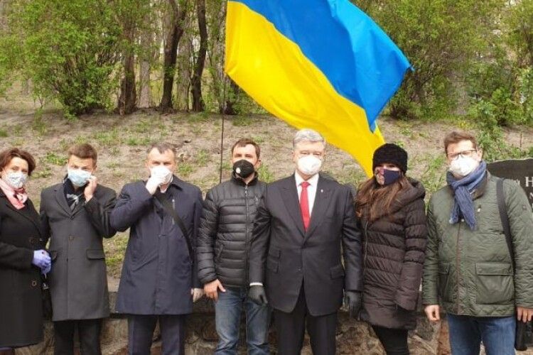 Депутати «Європейської Солідарності» відновили державний прапор над пам’ятним знаком Сергію Нігояну 