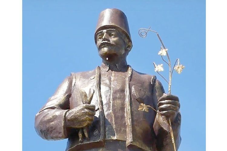 На Одещині, щоб не зносити пам'ятник, Леніна взули в онучі (Фото)