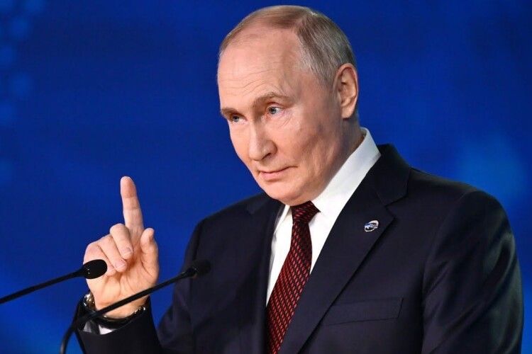 Диктатор путін назвав безглуздими пропозиції щодо взаємного з Україною припинення ударів по суднах та нафтопереробних заводах