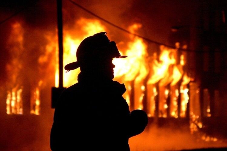 Посеред ночі і в лютий мороз: ківерчани втікали із охопленого вогнем багатоквартирного дерев’яного будинку