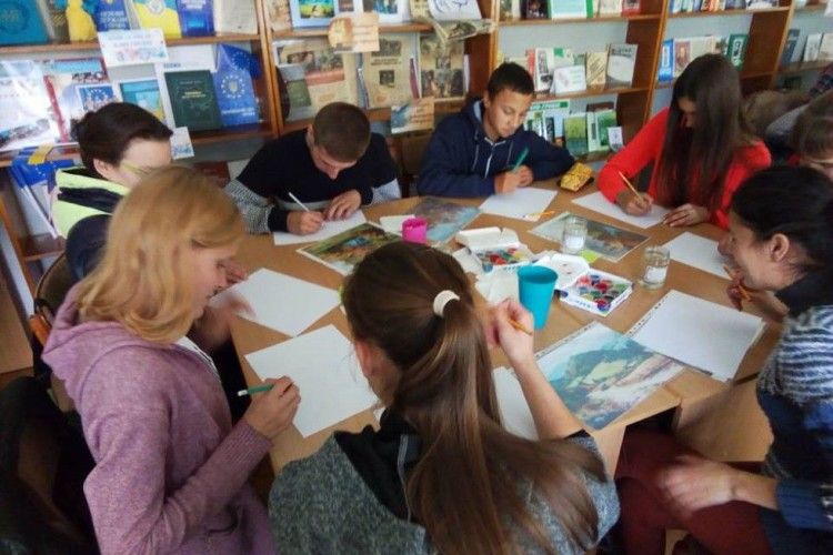 У Маневицькому ліцеї поєднали арт-терапію та майстер-клас з малювання