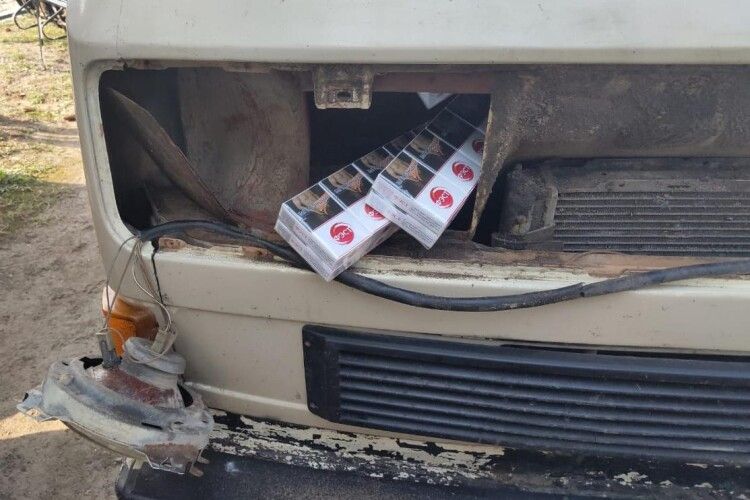 Волинянин, повертаючись із Білорусі, запакував автівку сигаретами (Фото)