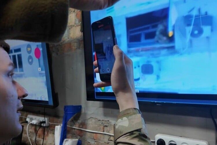 «Я хочу йти на цю задачу»: над будівлею міськради Покровська підняли прапор України