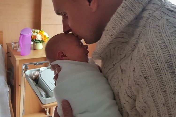 Сенцов став батьком утретє і показав новонароджену дочку