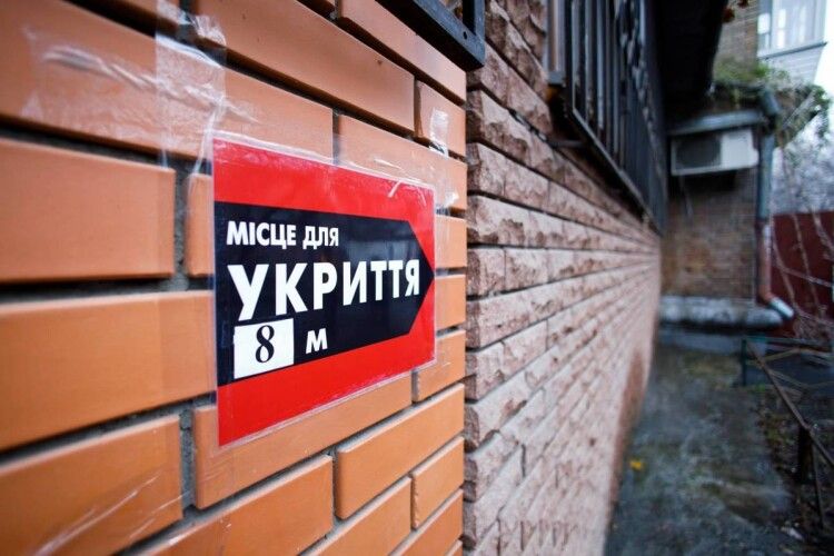 На зупинках Луцька з'являться таблички з адресами найближчих сховищ