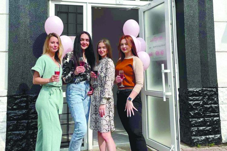 Дівчата зі Сходу відкрили в Нововолинську манікюрний салон