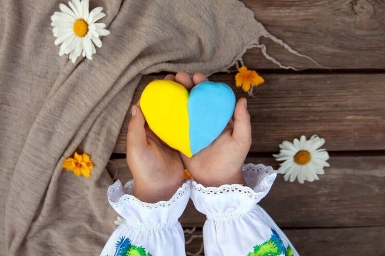 Із російської окупації повернули дівчинку, яку били за вишиванку
