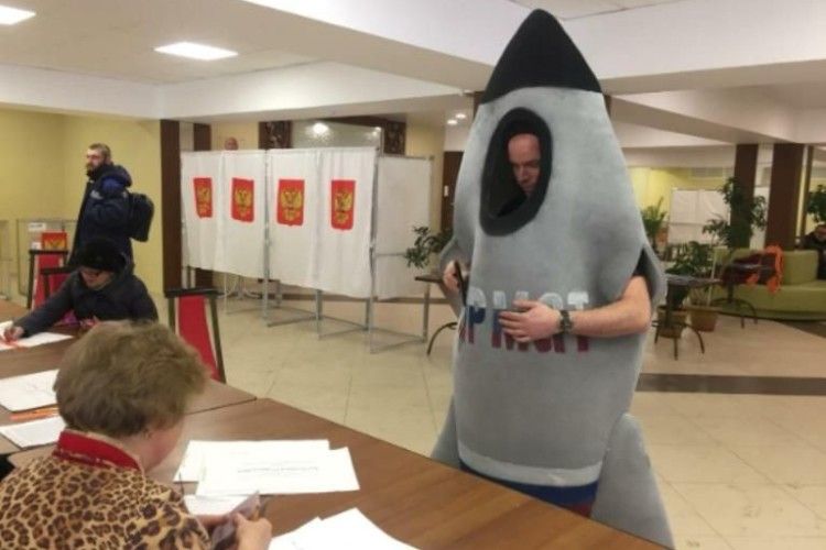 От цікаво, за кого проголосувала людина-ракета?