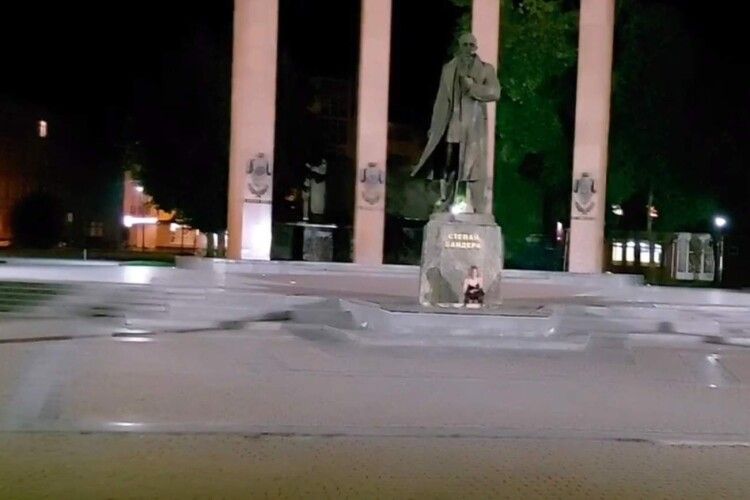 У Львові дівчина справила нужду під пам'ятником Бандери: в мережі показали обурливі кадри 18+