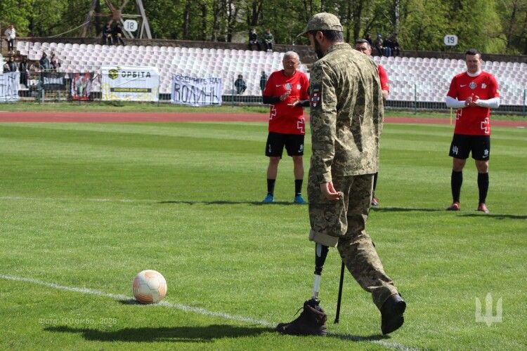 Пів мільйона для «Сотки»: у Луцьку відбувся благодійний футбольний матч на підтримку 100 омбр