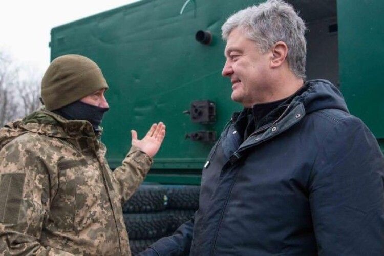 Стоять стіною в Мар’їнці: Порошенко привіз 79-й бригаді мобільний банно-побутовий комплекс і... шоколадки