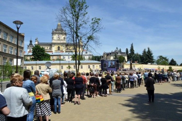 У Львові кілометрові черги охочих попрощатися з Блаженнішим Любомиром Гузаром (фото+відео)