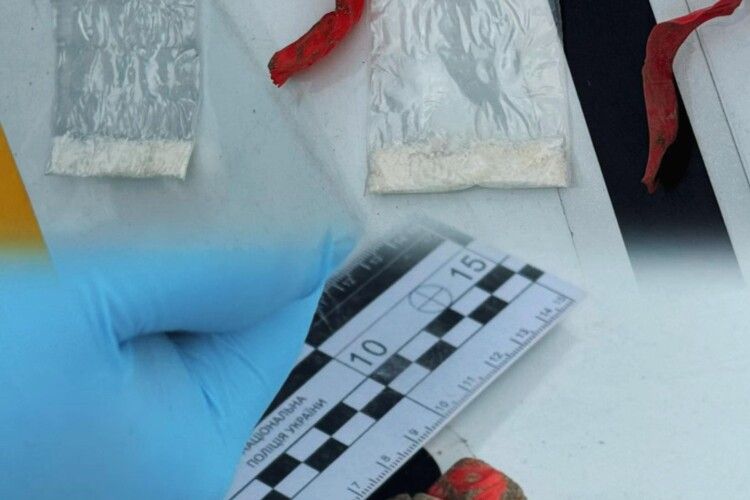 В ході перекриття вулиці луцькі патрульні виявили у пасажирки авто наркотики