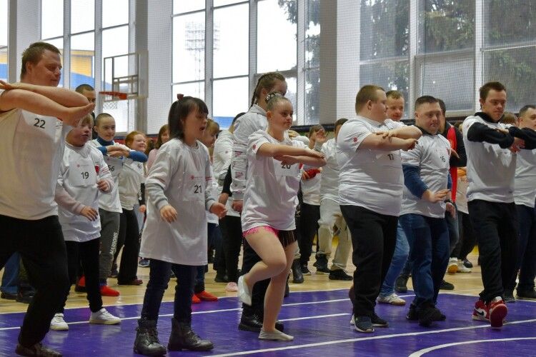 У Луцьку «сонячні діти» танцюючи встановили рекорд України