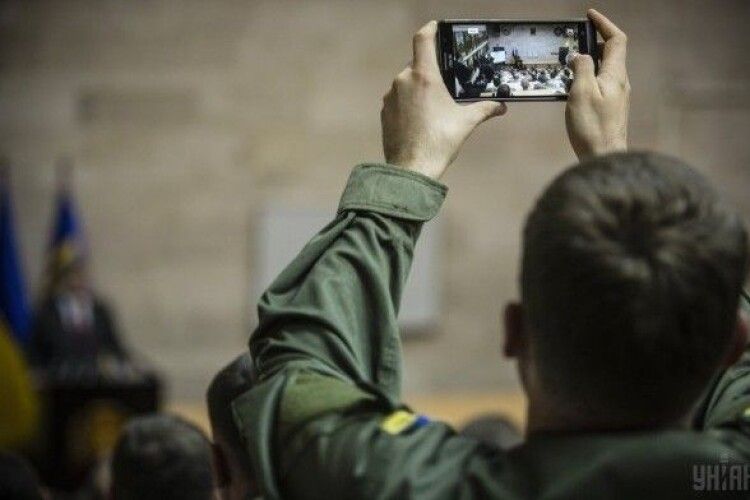 The Economist: Україна пише кров'ю правила для мобільних телефонів в армії