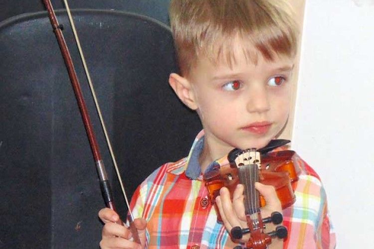 Завдяки грі на скрипці 5-річний хлопчик сказав перші в житті слова
