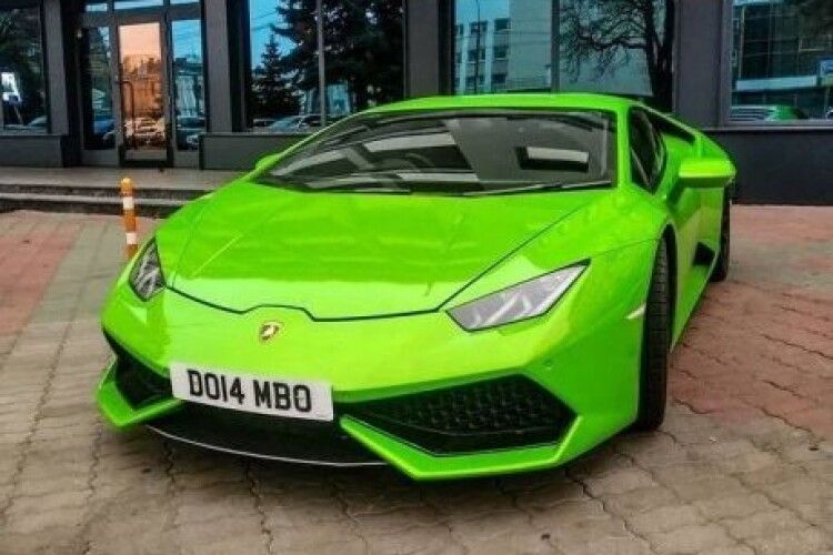 У Луцьку помітили суперкар Lamborghini вартістю 300 тисяч доларів (Фото)