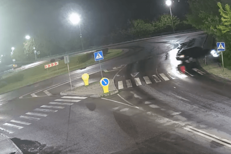 Камери у Луцьку зафіксували водія-втікача, який «припаркувався» в кюветі (Відео)