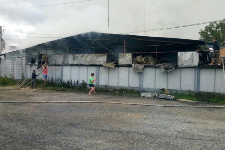 В райценрі на Рівненщині горіла велика промислова будівля
