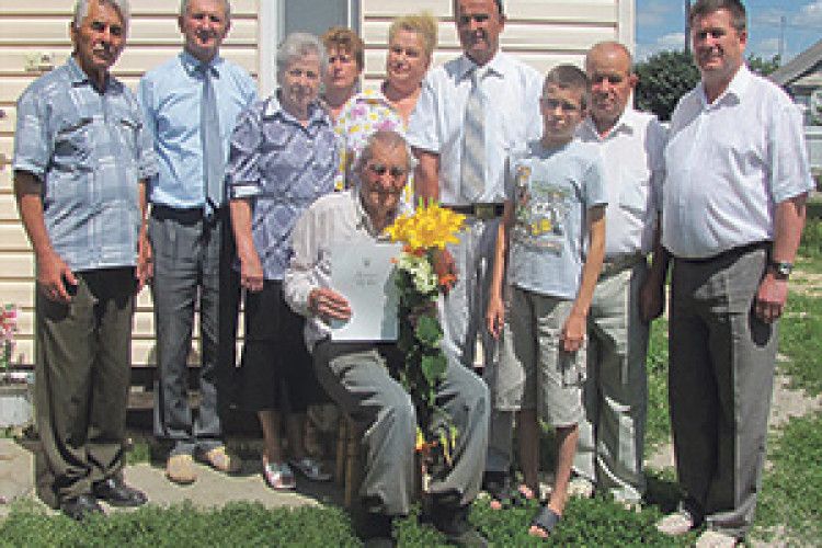 105-РІЧНИЙ ГНАТ КОВАЛЬ НА ЗАСЛАННІ У СИБІРУ ВИРОЩУВАВ БУЛЬБУ