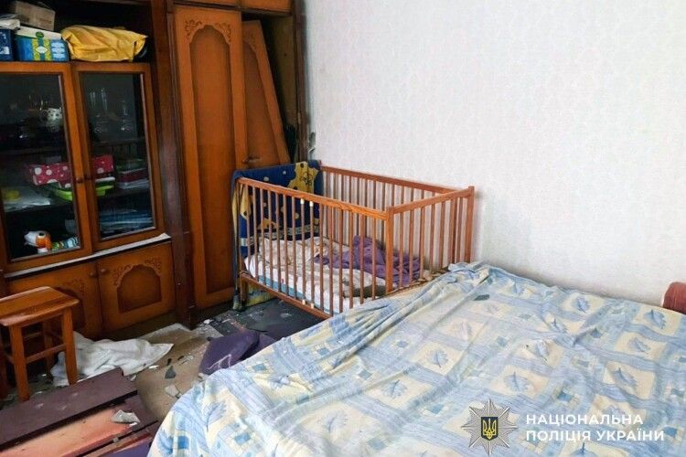 У Херсоні боєприпас впав у дитяче ліжко де спав 2-річний хлопчик 