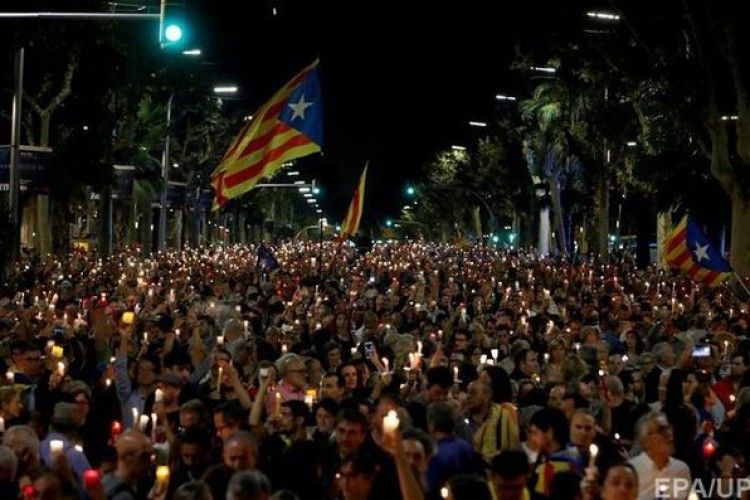 Після перших арештів сотні тисяч людей знову вийшли на вулиці Барселони