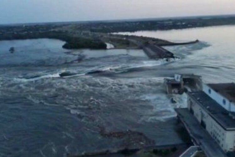 Майже вся Каховська ГЕС пішла під воду (Відео)