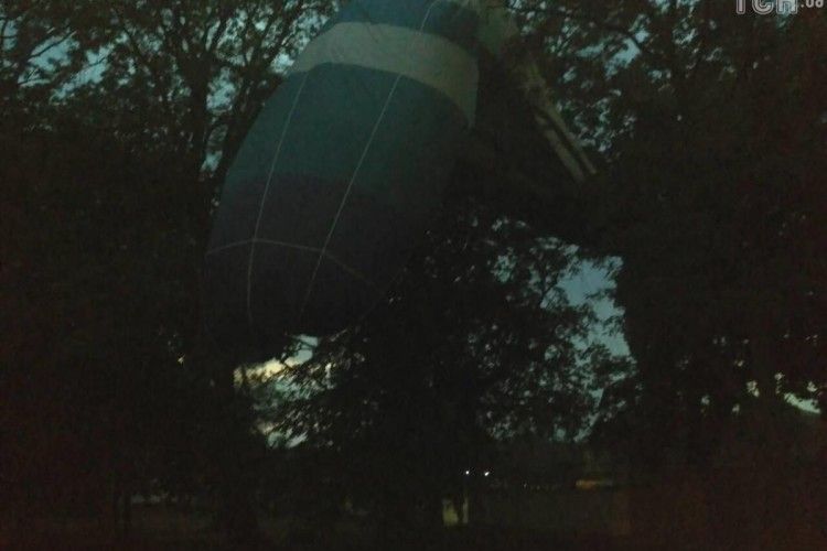 На Кіровоградщині вітер заніс повітряну кулю на дерева разом з людьми