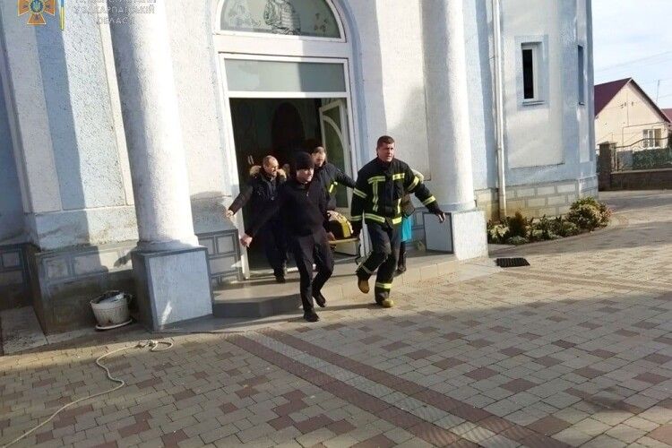 Під час ремонтних робіт у церкві із дзвінниці впав чоловік (Фото)