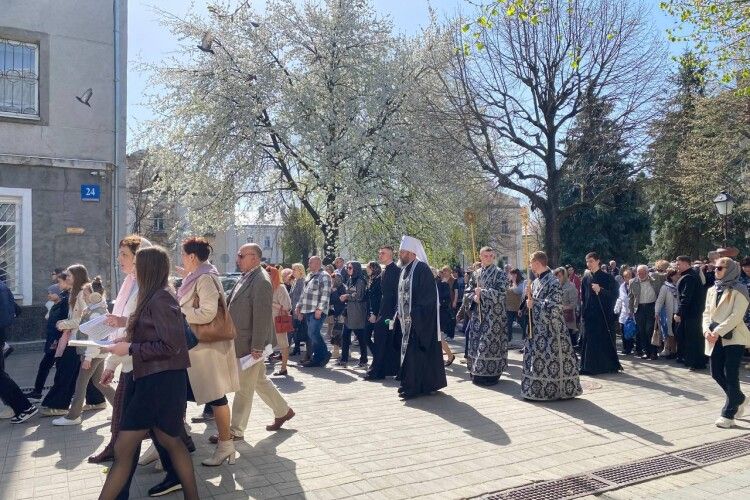 Віра у кожному кроці: хресний хід у Луцьку об’єднав громаду в молитві (Відео)