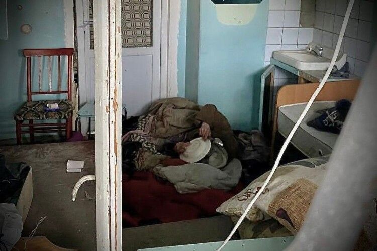 У підвалі зруйнованої лікарні в Маріуполі з березня живуть люди похилого віку (Фото, відео)
