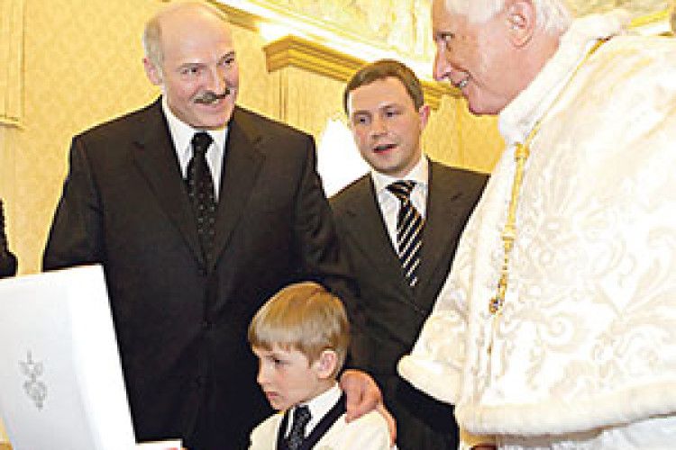 СФОТОГРАФУВАТИСЬ ІЗ «БАЦЬКОВИМ СИНОЧКОМ» І ДЛЯ ПАПИ РИМСЬКОГО – ЗА ЧЕСТЬ