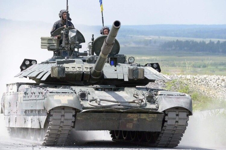 Український танк вступив в бій з колоною техніки окупантів (Відео)