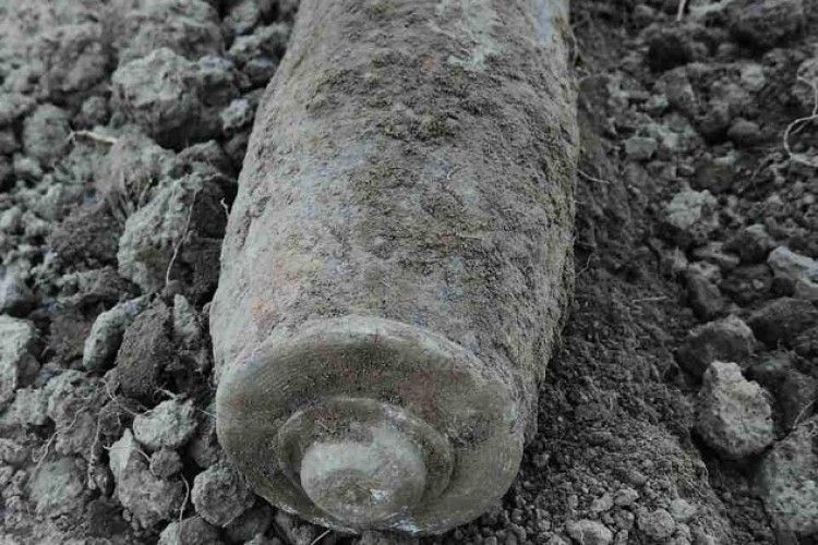 На Волині замість картоплі викопали два артснаряди