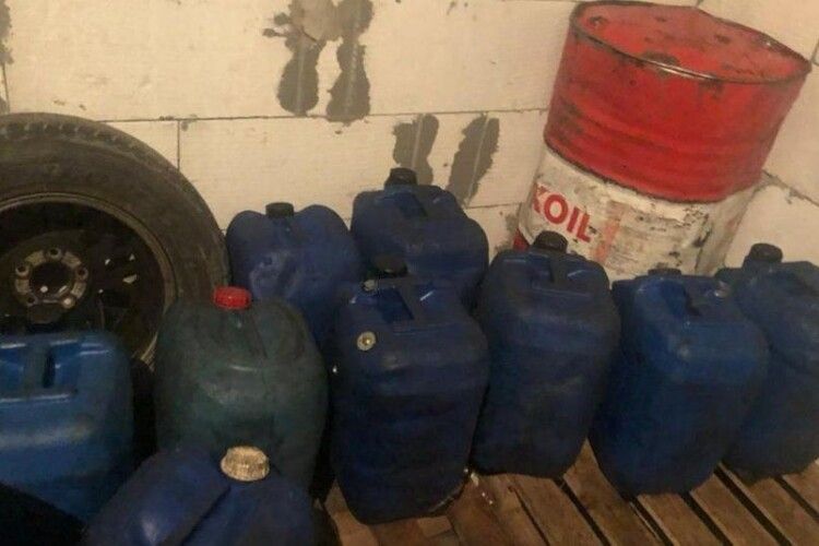 На Рівненщині поліція упіймала залізничників на крадіжці палива для потягів