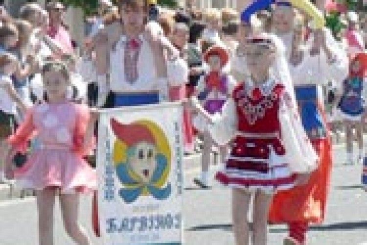 КОВЕЛЬ ЗУСТРІЧАЄ ГОСТЕЙ