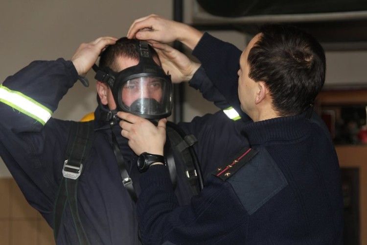 Рятувальники вчили поліцейських вдягати протигази