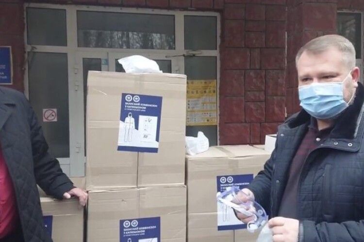 У вінницькі лікарні передали півтори тисячі захисних костюмів від Порошенка