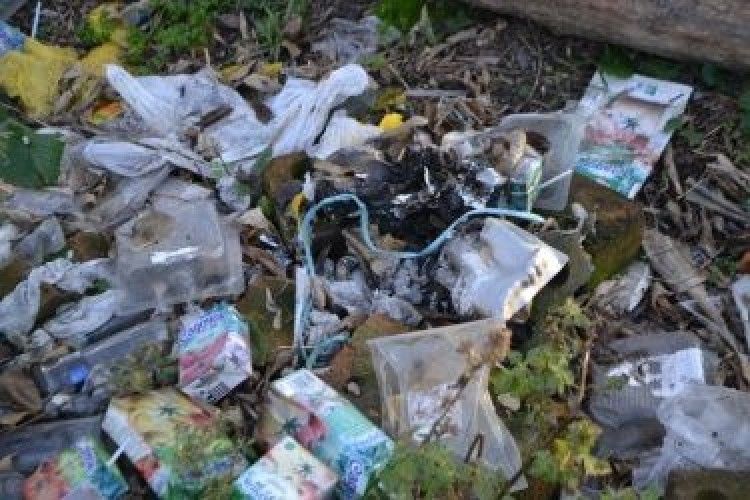 У Ківерцях міська влада за допомогою трактора «повернула» сміття мешканцям будинку
