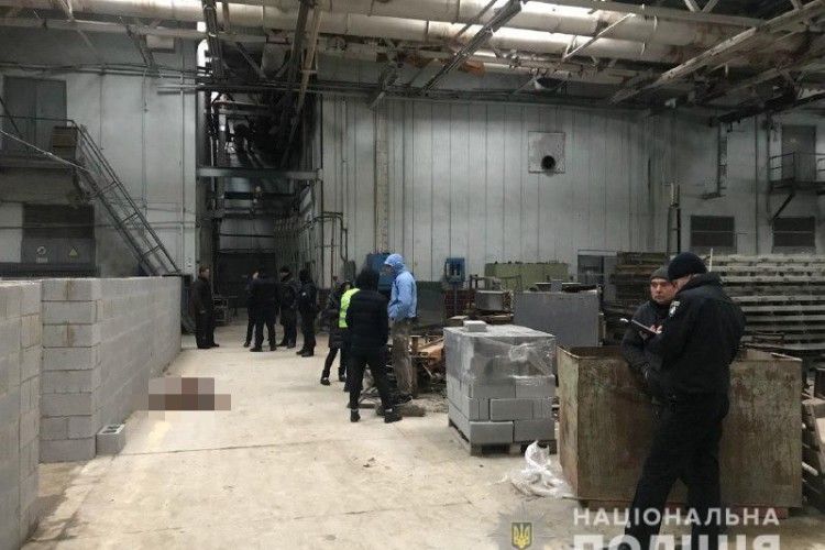 Працівницю розплідника, яка нацькувала собаку на правоохоронців, взяли під домашній арешт