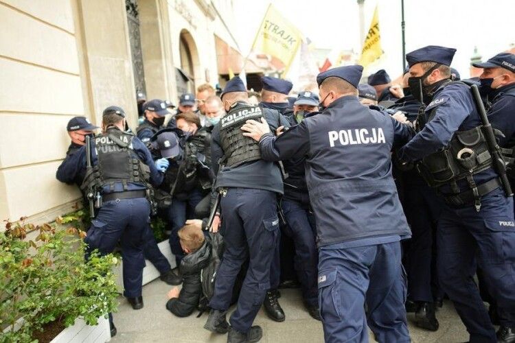 У Варшаві поліція розігнала підприємців, які протестували проти карантину
