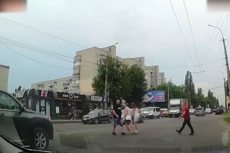 У Луцьку водій отримав постанову від патрульних, бо не пропустив пішохода на переході (Відео)