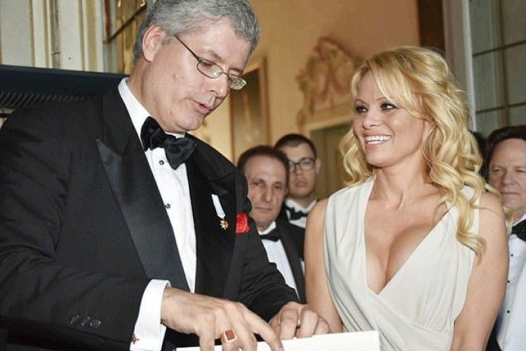 В Італії викрили афериста, який видавав себе за принца і зробив «графинею» Памелу Андерсон