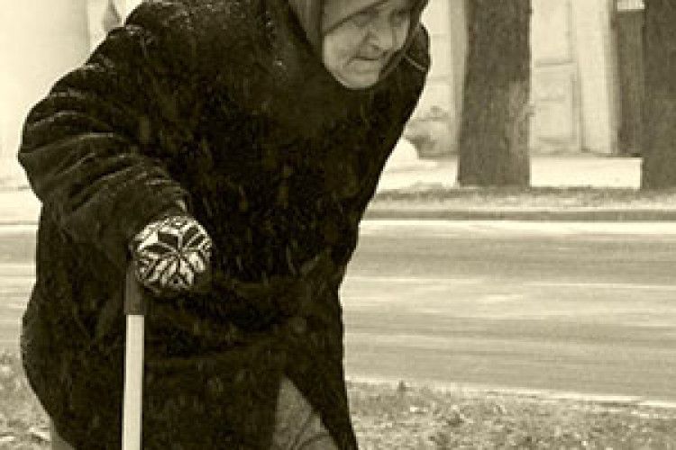 СТАРЕСЕНЬКА ІДЕ ПО ТІЙ ДОРОЗІ…
