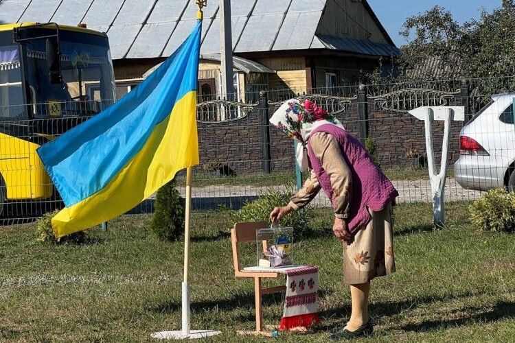 Концерт просто неба: у селах Камінь-Каширської громади збирали кошти на армію